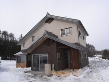豪雪地域に建つ、とんがり屋根の家