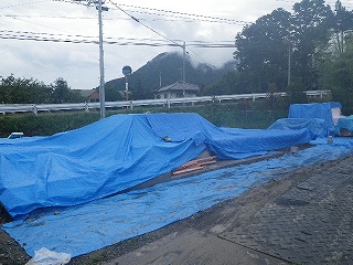 雨で…