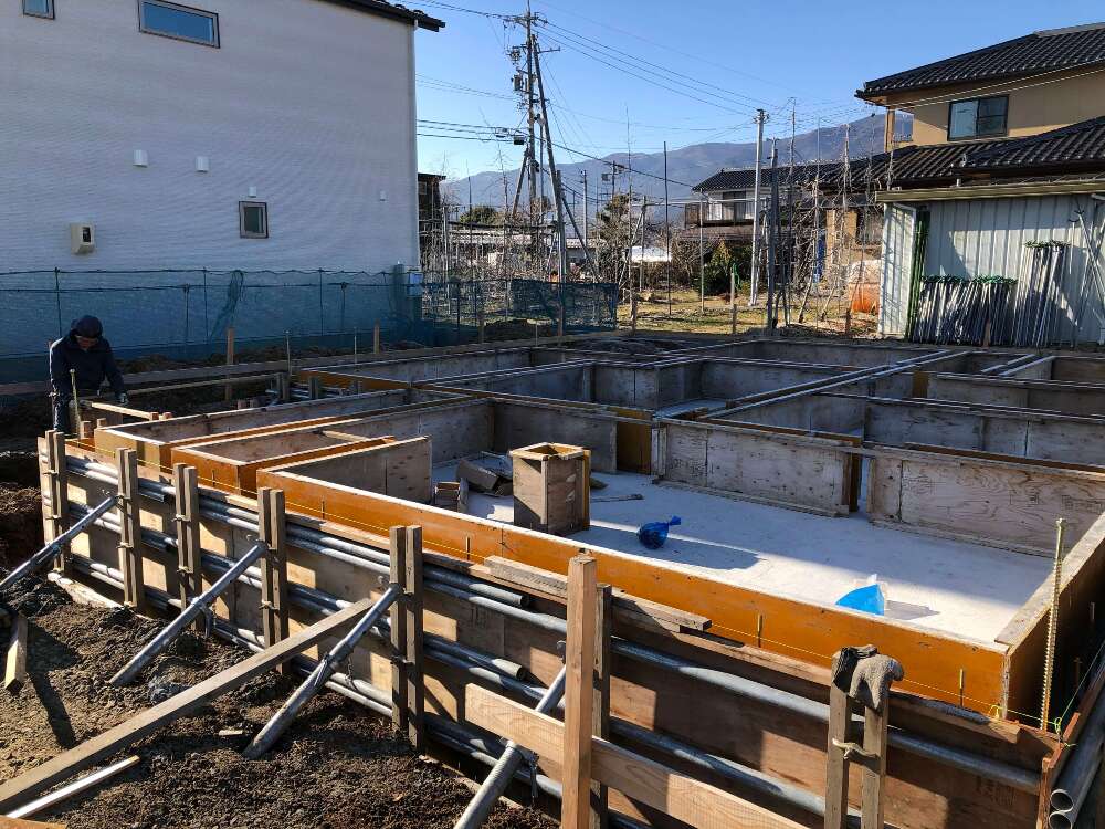 基礎の型枠の建て込み