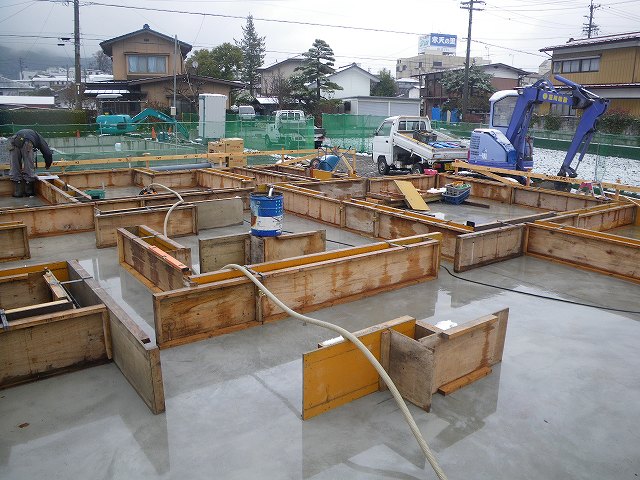 立ち上がり型枠建て込み