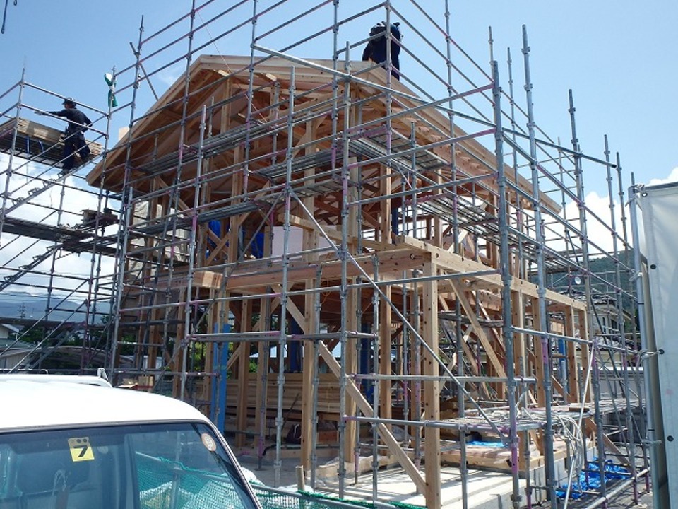 屋根に断熱材が入り、野地合板が張られ屋根の出来上がりです。