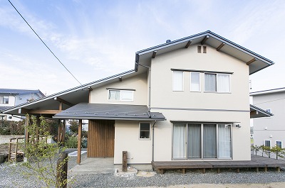 ガレージのある大屋根の住まい