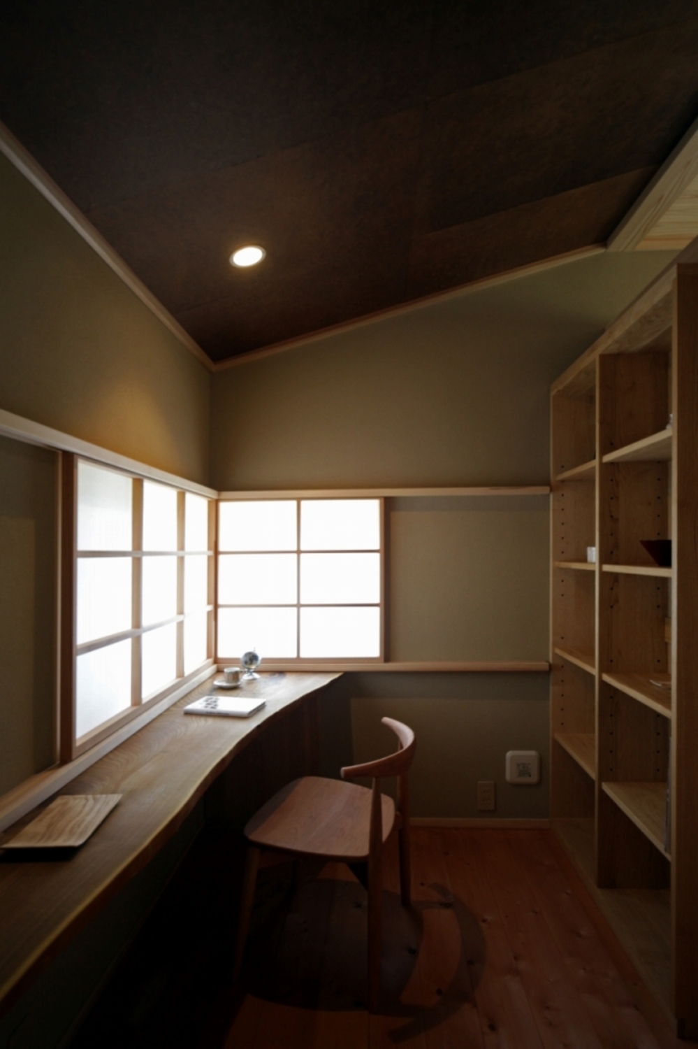 勾配天井と京壁の書斎
