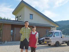 山麓に彩りを添える家