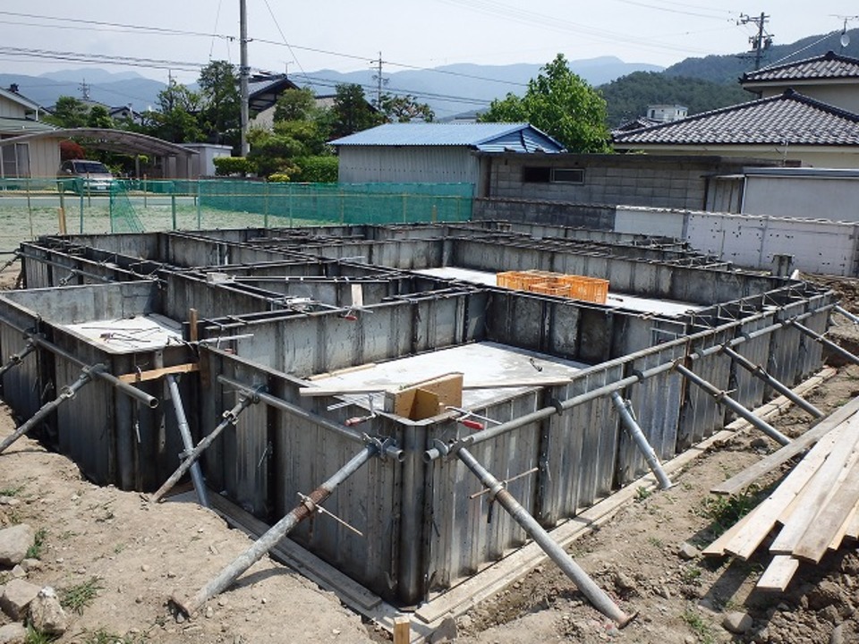 立ち上がり基礎型枠建込みです。