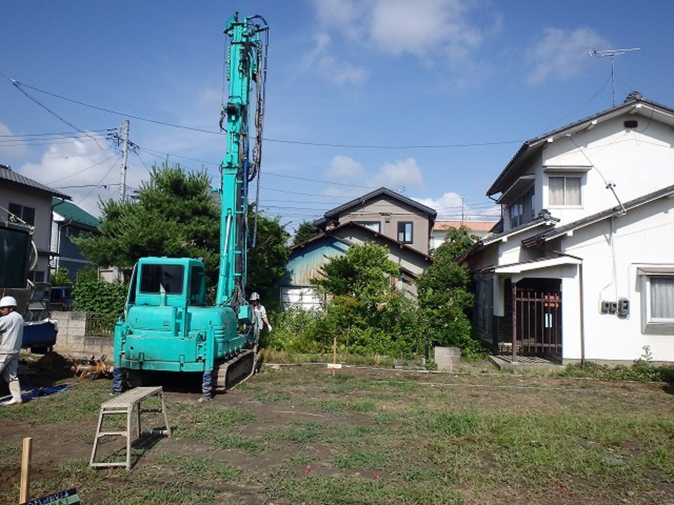 地盤改良工事。いよいよ着工です。改良体の位置の最終確認を現場で行いました。