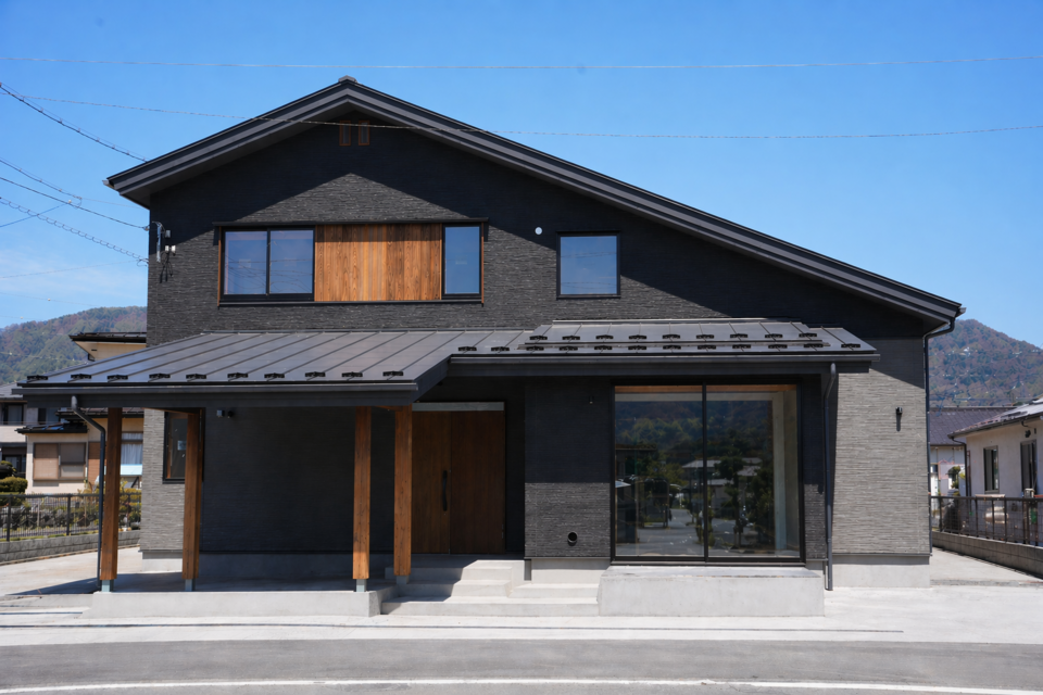 【諏訪市完成見学会】愛犬と家族が同じ空間で心地よく過ごす、土間リビングのある家