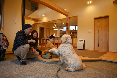 お手をする犬