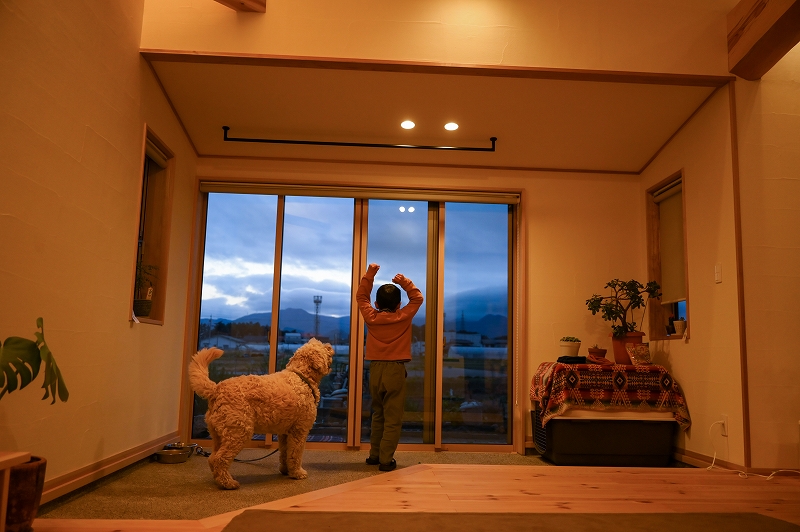 愛犬と土間サロンで遊ぶ