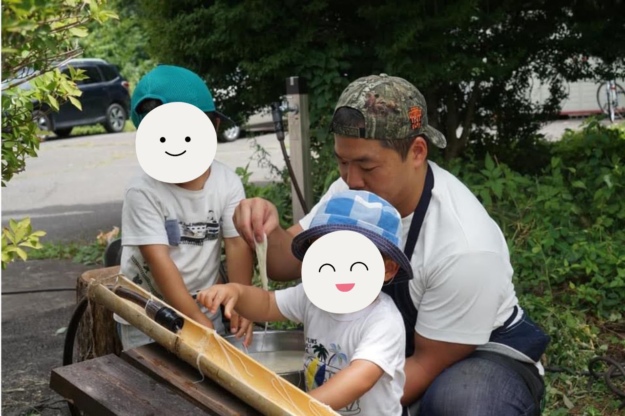 竹を切って流しそうめん