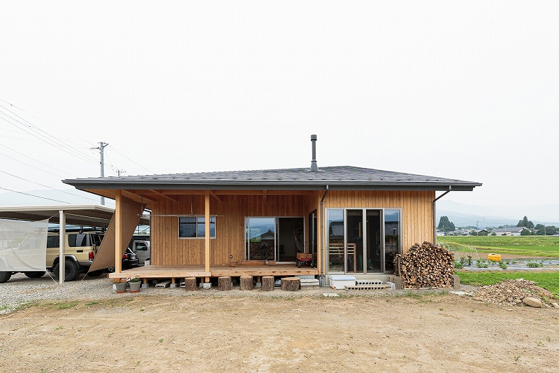 全面板張りの平屋外観