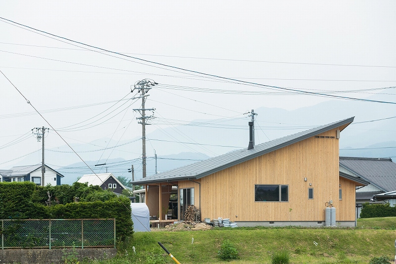 タープのような屋根の平屋外観