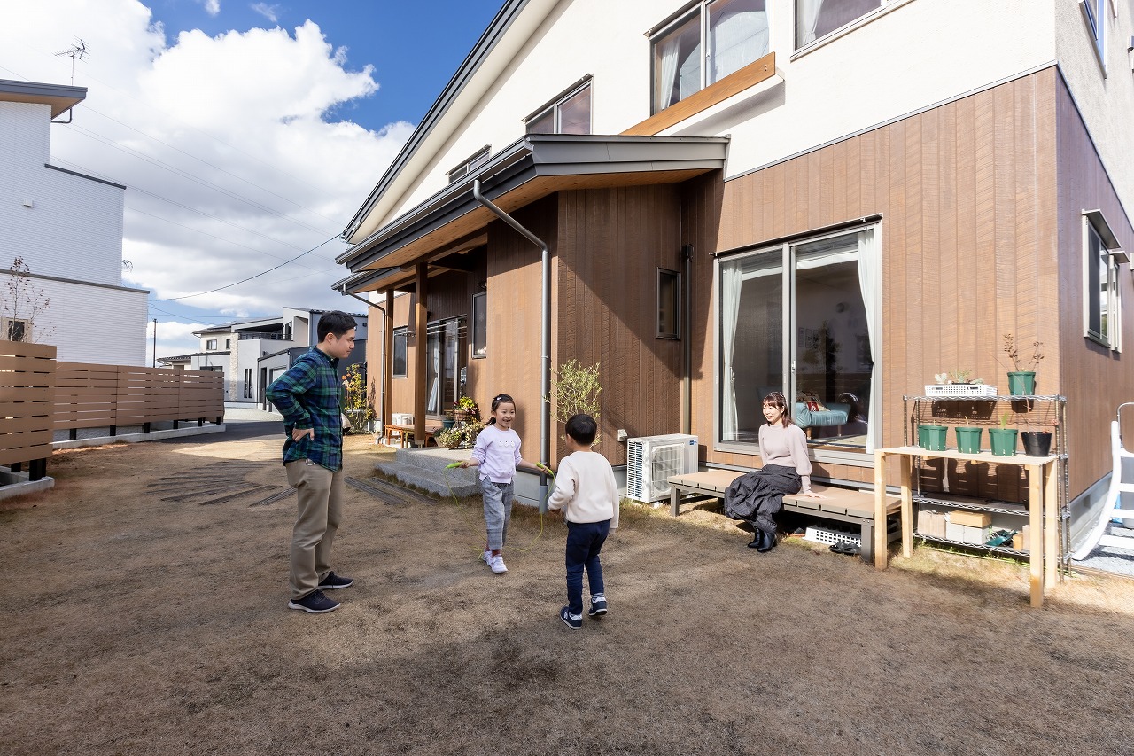 庭で遊ぶ家族