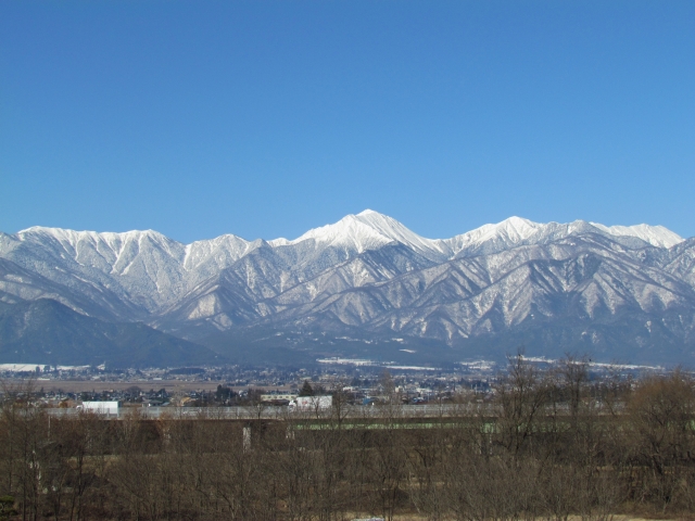 安曇野の町と北アルプス