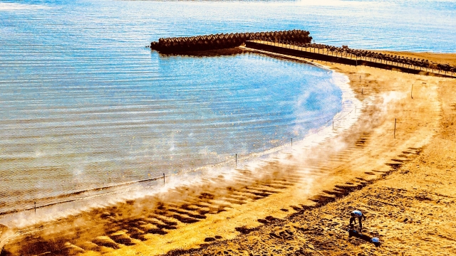 指宿温泉の砂浜から湯気が立っている様子