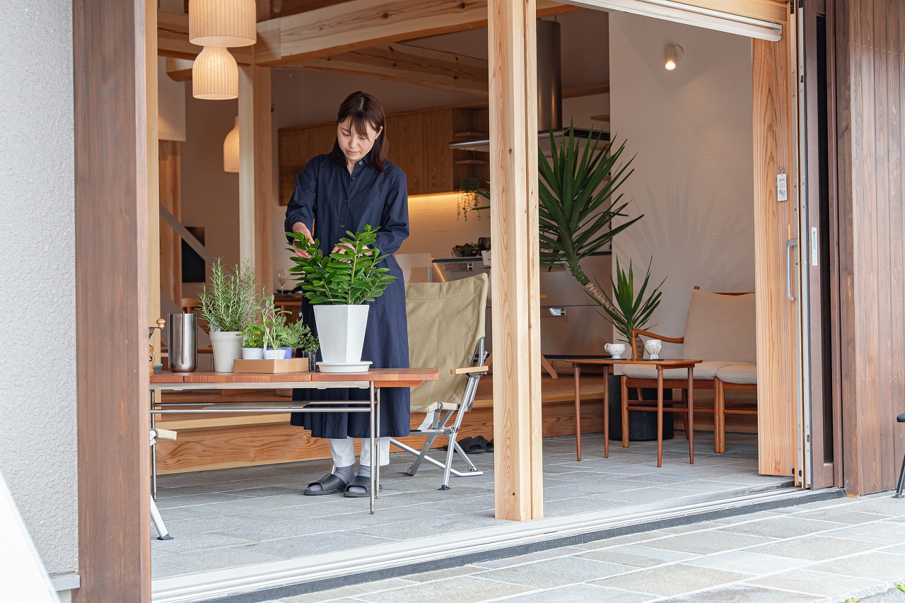 土間で観葉植物を手入れする助成