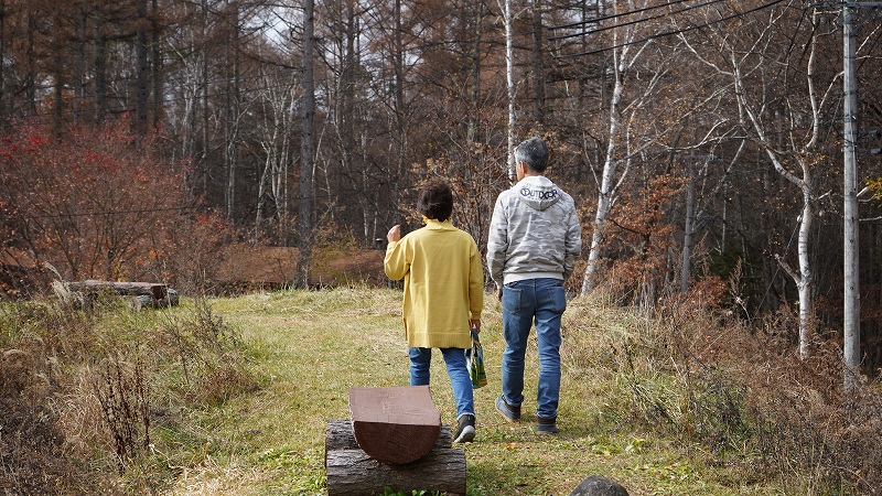 湖のほとりを歩く夫婦