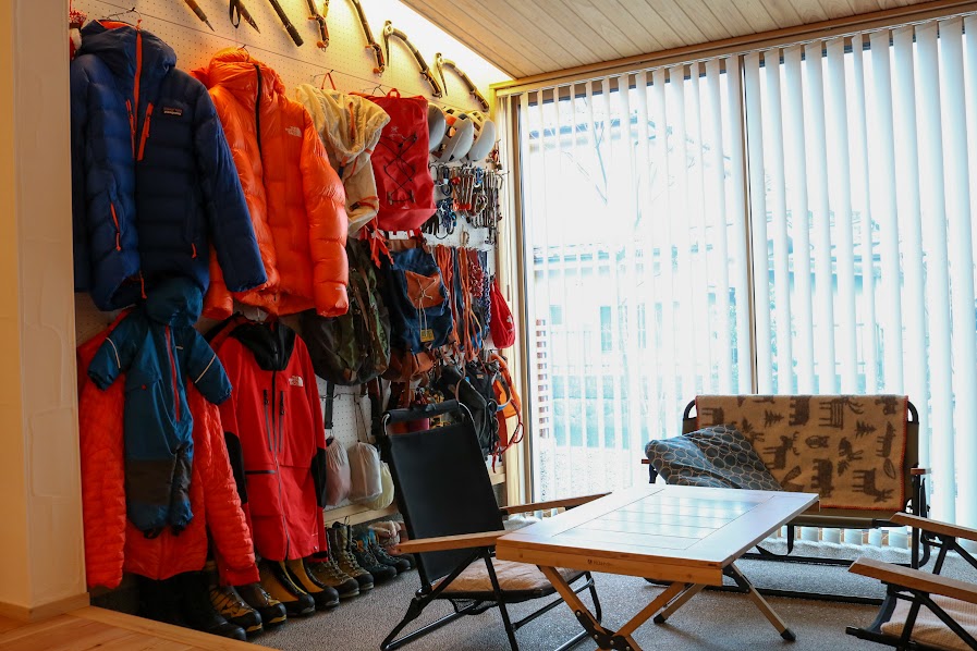 土間の壁一面の登山用具