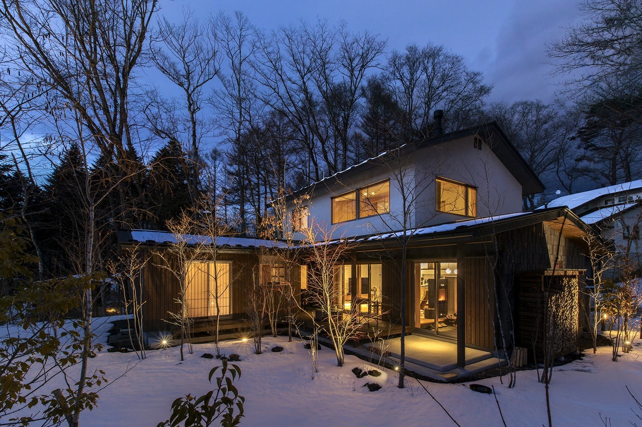 雪が積もった夕暮れの家