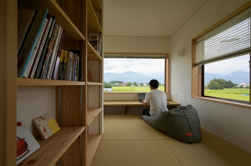 大きな窓の書斎と田園風景